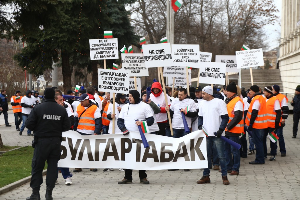 Първо в БЛИЦ! Служители на „Булгартабак - Холдинг“ изригнаха гневни на протест: „Иво Прокопиев – крадецът вика „Дръжте крадеца“ (СНИМКИ) 