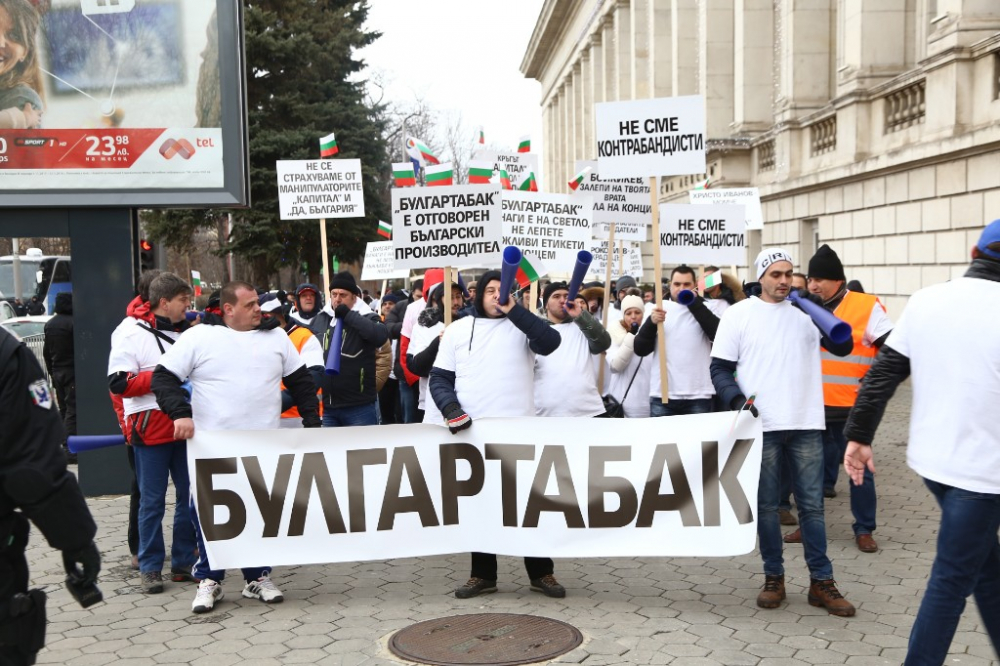 Първо в БЛИЦ! Служители на „Булгартабак - Холдинг“ изригнаха гневни на протест: „Иво Прокопиев – крадецът вика „Дръжте крадеца“ (СНИМКИ) 