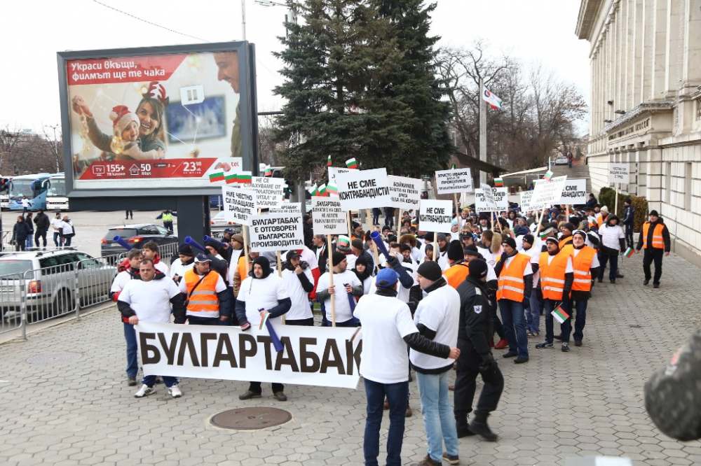 Първо в БЛИЦ! Служители на „Булгартабак - Холдинг“ изригнаха гневни на протест: „Иво Прокопиев – крадецът вика „Дръжте крадеца“ (СНИМКИ) 