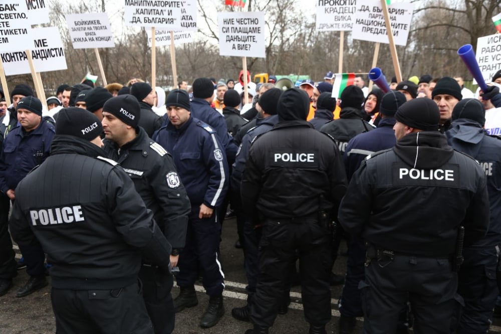 Извънредно! Полиция едва опази Христо Иванов от гнева на протестиращите служители на "Булгартабак - Холдинг“ (СНИМКИ)