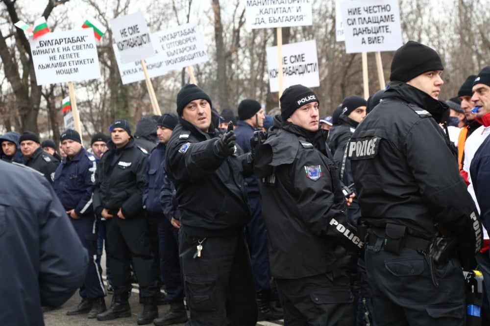 Извънредно! Полиция едва опази Христо Иванов от гнева на протестиращите служители на "Булгартабак - Холдинг“ (СНИМКИ)