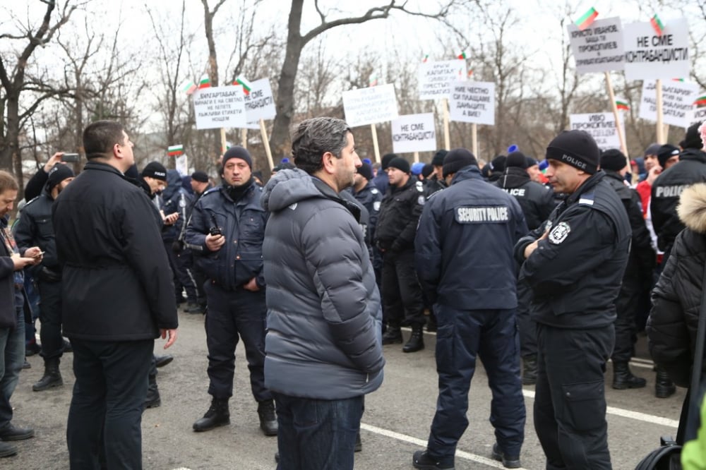 Извънредно! Полиция едва опази Христо Иванов от гнева на протестиращите служители на "Булгартабак - Холдинг“ (СНИМКИ)