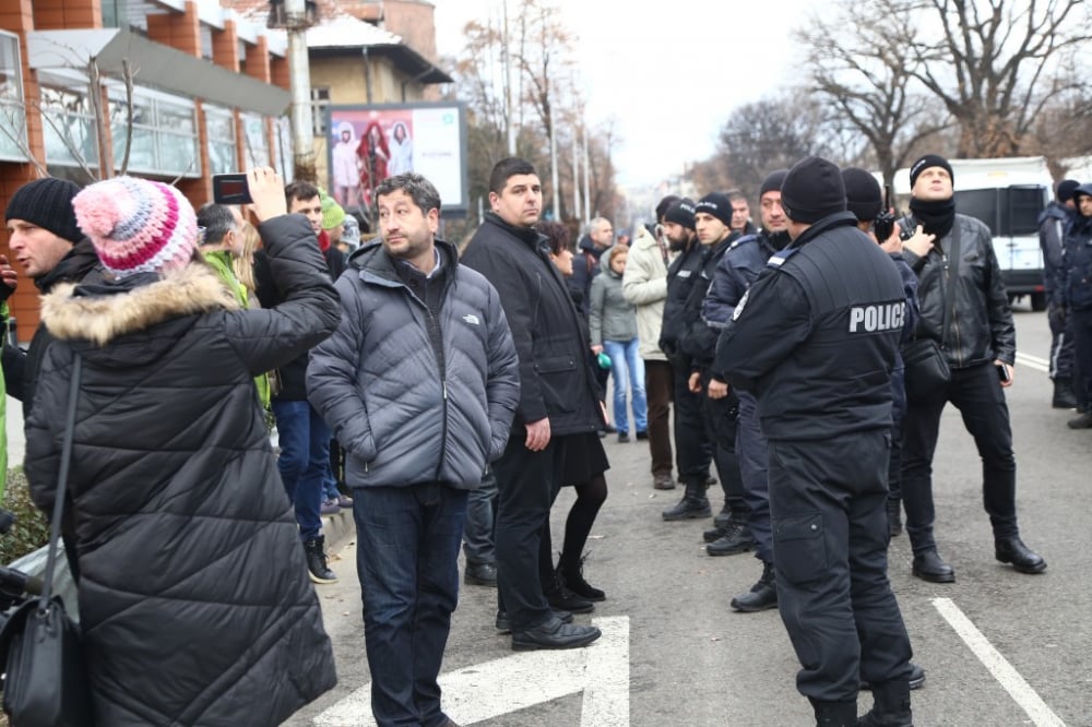 Извънредно! Полиция едва опази Христо Иванов от гнева на протестиращите служители на "Булгартабак - Холдинг“ (СНИМКИ)