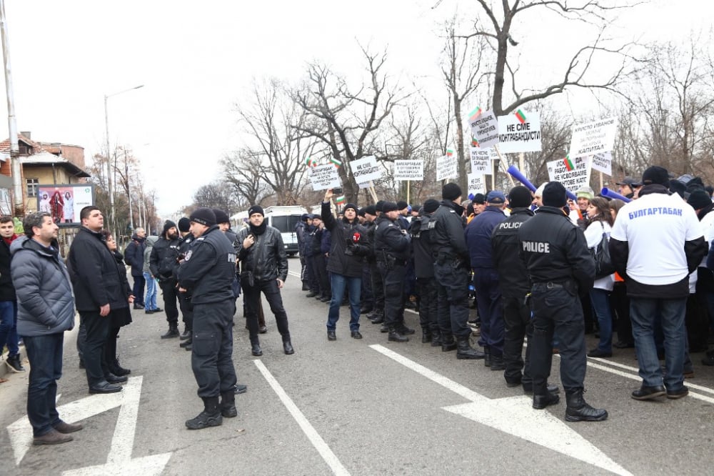 Извънредно! Полиция едва опази Христо Иванов от гнева на протестиращите служители на "Булгартабак - Холдинг“ (СНИМКИ)