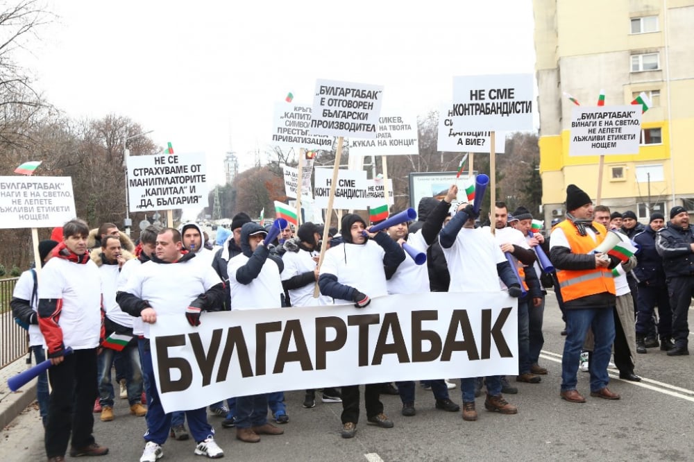 Извънредно! Полиция едва опази Христо Иванов от гнева на протестиращите служители на "Булгартабак - Холдинг“ (СНИМКИ)