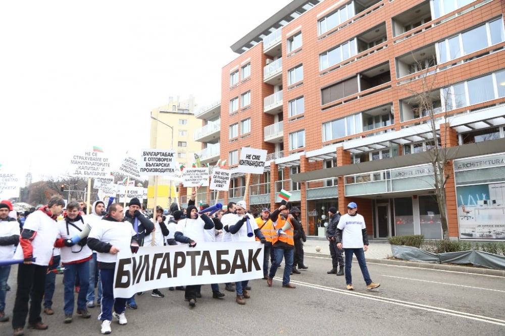 Извънредно! Полиция едва опази Христо Иванов от гнева на протестиращите служители на "Булгартабак - Холдинг“ (СНИМКИ)