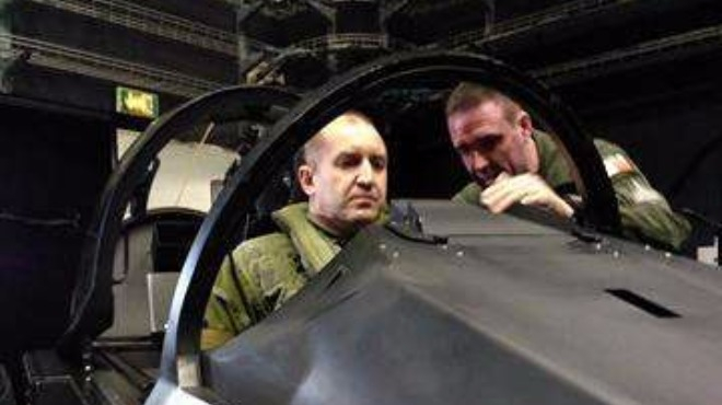 Първи СНИМКИ и ВИДЕО: Вижте Румен Радев в авиаторски доспехи в кабината на многоцелевия изтребител ”Рафал”, излита след минути! 