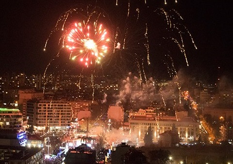 Бургас показа, че знае как да празнува. Невижданата заря за запалването на елхата в града (ВИДЕО)