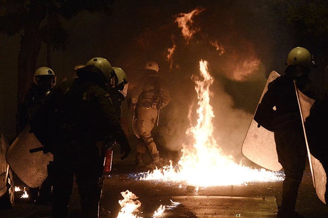 В Атина избухнаха сблъсъци между демонстранти и полиция (СНИМКИ/ВИДЕО)