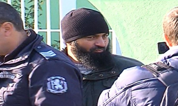 В ромската махала в Пазарджик посрещнаха като герой ислямисткия проповедник Ахмед Муса след излизането му от ареста (ВИДЕО)