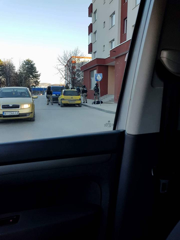 Извънредно от Велико Търново! Градът почерня от антимафиоти - тарашат наред, спират тузарски автомобили и... (СНИМКИ)