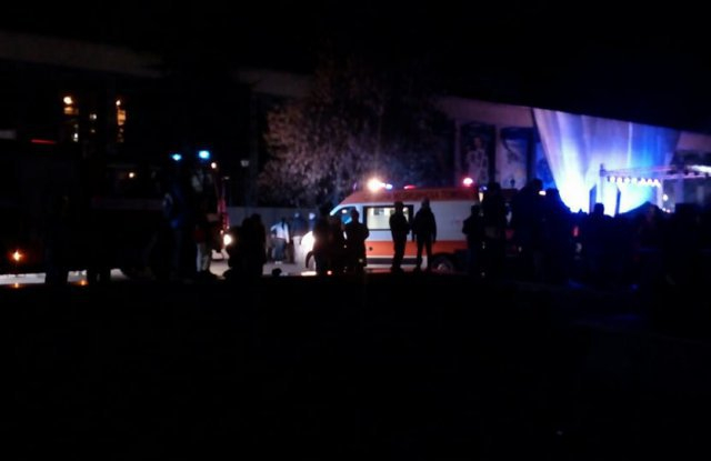 Кошмарен инцидент при запалването на елхата в Пазарджик (СНИМКИ)