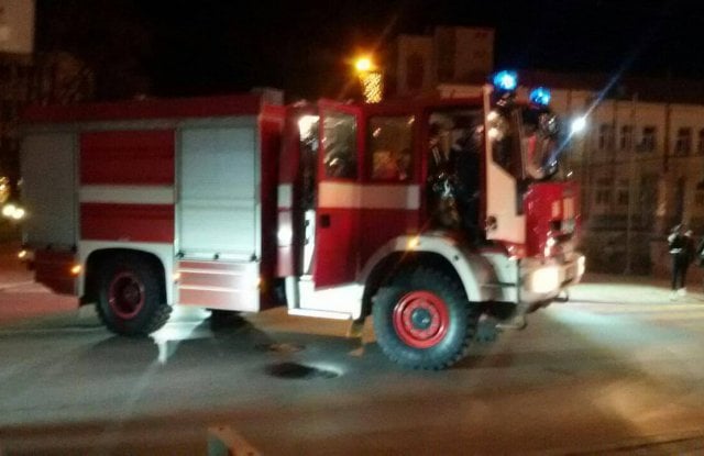 Кошмарен инцидент при запалването на елхата в Пазарджик (СНИМКИ)