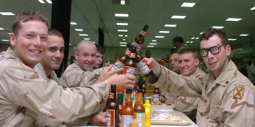 Трима военни и капелан от НАТО изгонени от Полша за пиянство 