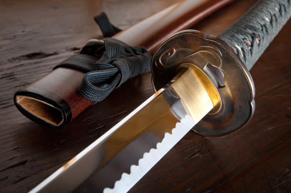 Касапница! Семейство се кла със самурайски мечове, загинаха трима (СНИМКИ)