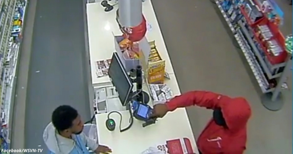 Крадец влетя в магазин и насочи пистолет към касиера. Такава реакция обаче не беше очаквал (ВИДЕО)