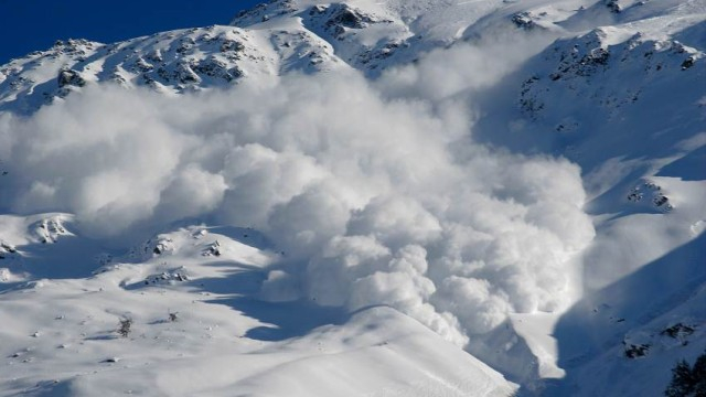 Лавина уби осем алпинисти в Иран