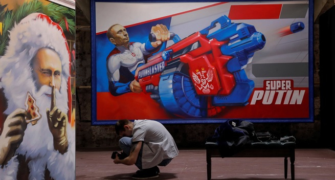 SuperPutin! Супермен, гладиатор и Дядо Мраз - изложба показва Путин в нетрадиционни роли (СНИМКИ)