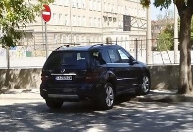 Пловдивчани отвръщат на удара: Вижте как нагло паркират софиянци в града ни - като на село (СНИМКИ)