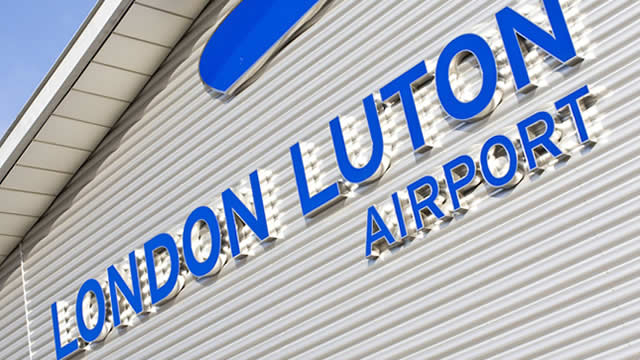 Всички полети на лондонското летище „Лутън“ са отложени заради обилните снеговалежи