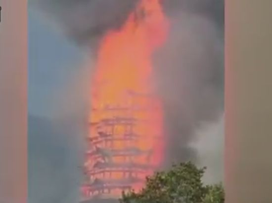 Легендарна постройка в Китай изгоря като факла (ВИДЕО)