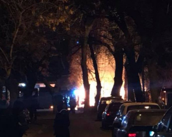 Огромен пожар бушува на бургаска улица, районът е блокиран (СНИМКА)