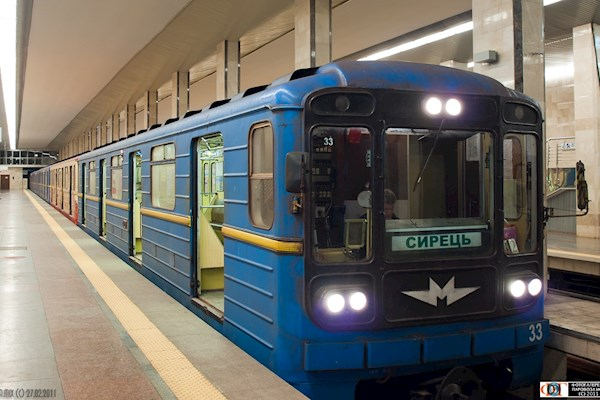 Уникално: Гол мъж се разходи в метрото в Киев и даже проникна в кабината на машиниста (ВИДЕО 18+)