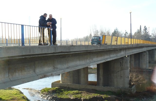 Неопитен шофьор сътвори чутовна глупост, кацна в коритото на Марица (СНИМКИ)