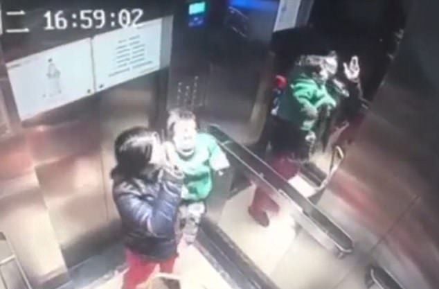 Камера в асансьор запечата как детегледачка извършва нещо ужасно с повереното й дете (СНИМКИ/ВИДЕО 18+) 