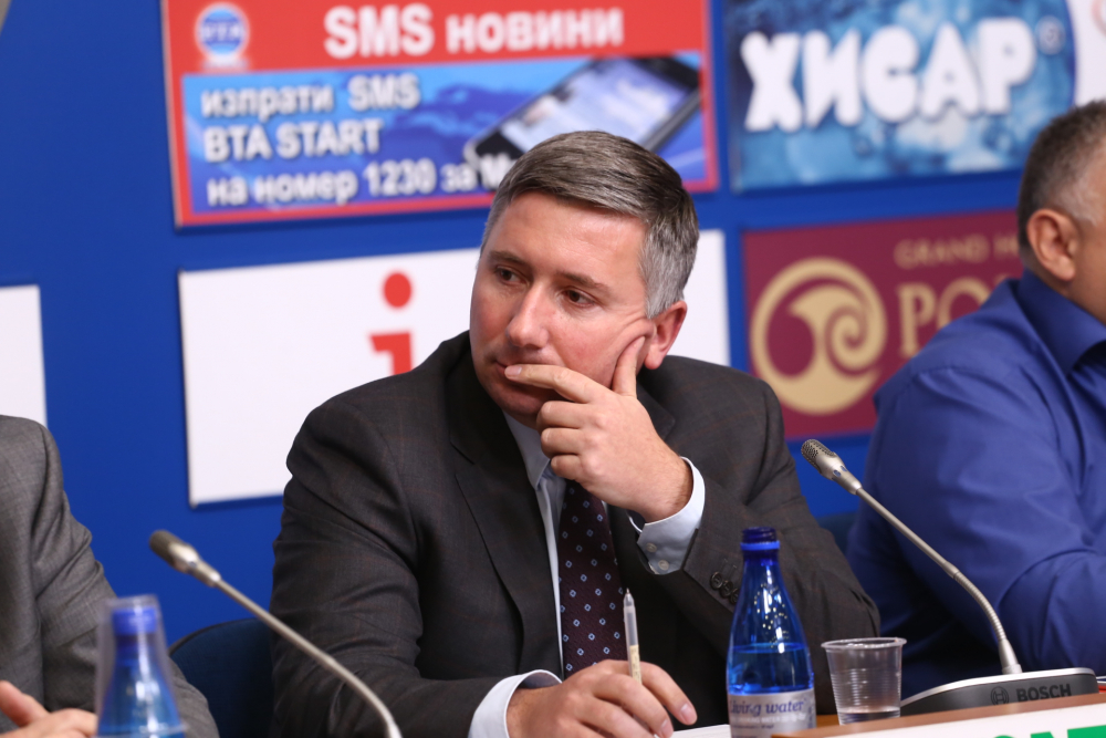 Наглост! Прокопиев хем дава пресконференция, хем не ще да отговаря на неудобни въпроси, а жена му налита на журналистка (ВИДЕО)