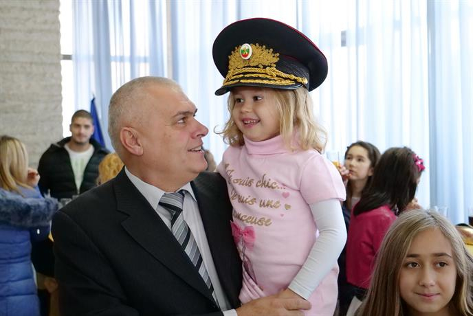 Силовият министър награби прекрасна руса госпожичка и още куп малки изкушения (СНИМКИ)