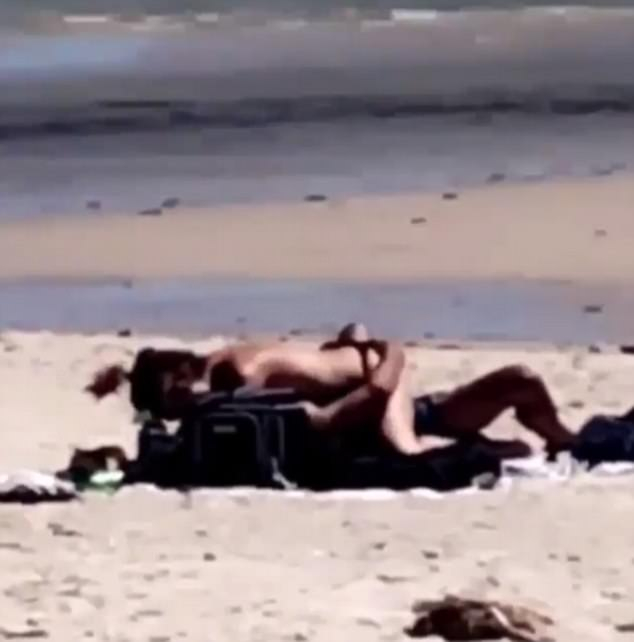 Развратна двойка прави секс на плажа посред бял ден пред очите на шокираните очевидци (СНИМКИ/ВИДЕО 18+)  