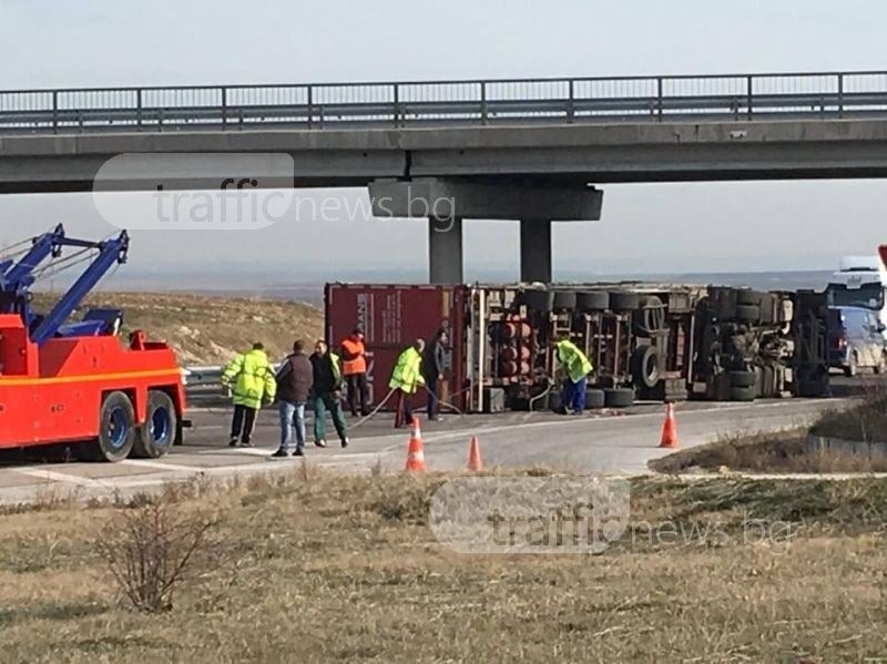 ТИР се преобърна и запуши АМ "Тракия", отбиват движението през Чирпан (СНИМКИ)