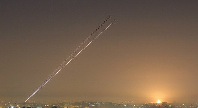 В Израел вият сирени за тревога: Две ракети летят към страната