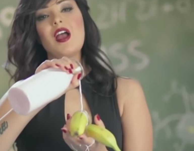 Египетска певица получи две години затова, че изяде банан, ама по-така... (ВИДЕО)