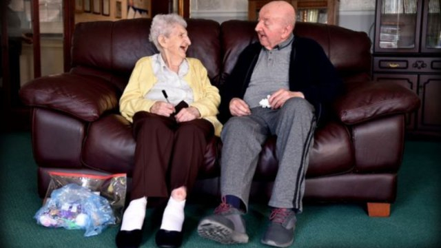 98-годишна наглежда сина си в старчески дом
