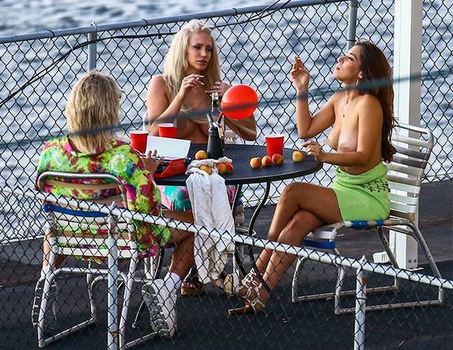 Тези не плачат от секс тормоз! Матю Макконъхи разпуска в Маями с едрогърди голи моделки (СНИМКИ 18+)