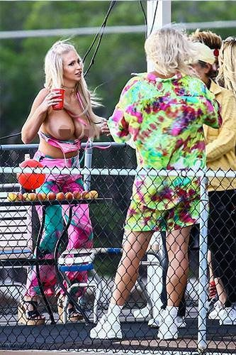 Тези не плачат от секс тормоз! Матю Макконъхи разпуска в Маями с едрогърди голи моделки (СНИМКИ 18+)