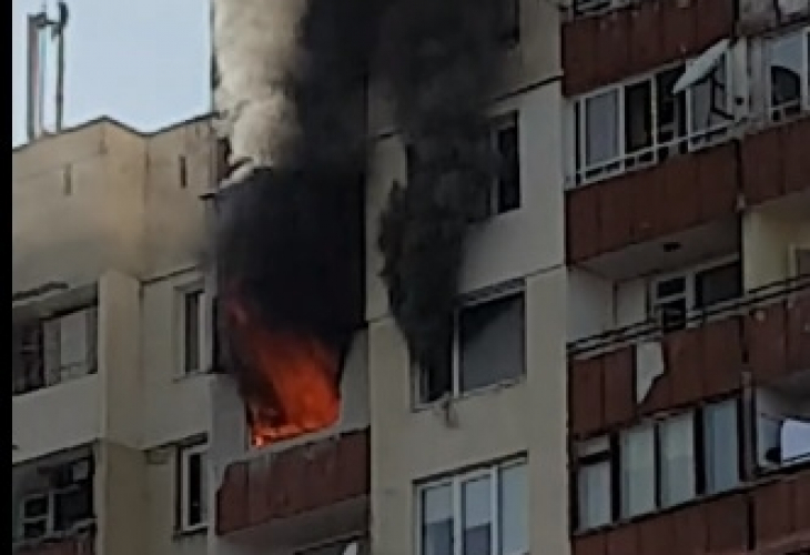 Огромни пламъци излизат от апартамент във Варна!