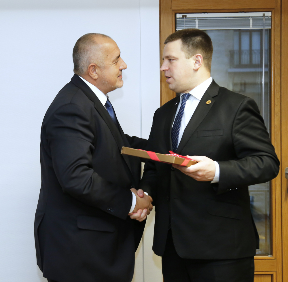 Какво има в златистата кутийка, която се появи на СНИМКА на премиера Борисов и естонския му колега?