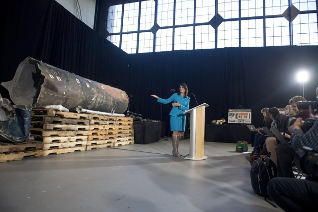 От военна база във Вашингтон и с готина синя поличка Ники Хейли показа ламарини от иранска ракета (СНИМКИ)