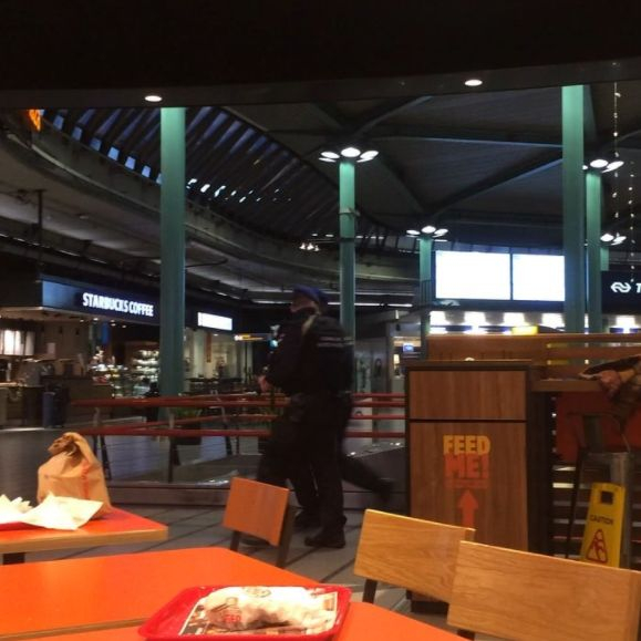 Първи СНИМКИ и ВИДЕО от извънредна ситуация на летище „Схипхол“ в Амстердам  