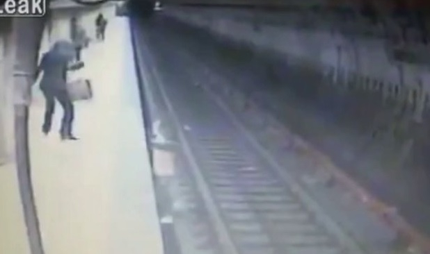 Жена бутна момиче под метрото и после го нарита в главата, докато опитва да се спаси (СНИМКИ 18+)
