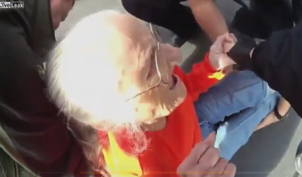 Това ВИДЕО потресе целия свят! Американски полицаи задържат 94-годишна бабичка на инвалидна количка, защото...