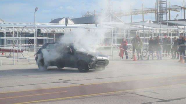 Кола цопна в Гребната база в Пловдив, друга пламна на метри от нея (СНИМКИ)