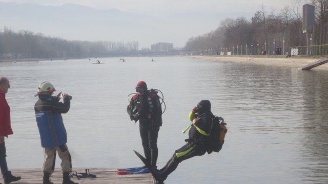 Кола цопна в Гребната база в Пловдив, друга пламна на метри от нея (СНИМКИ)