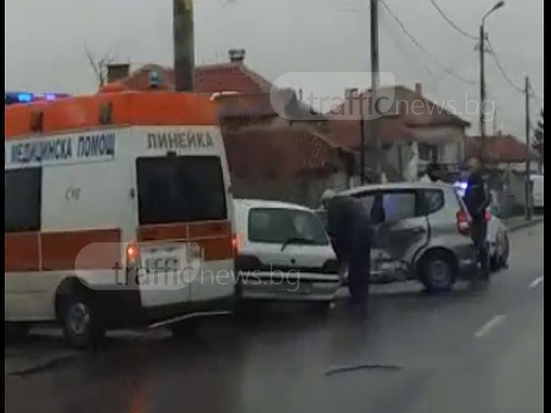 Страшен сблъсък между две коли край Пловдив, има линейка и полиция (СНИМКИ)