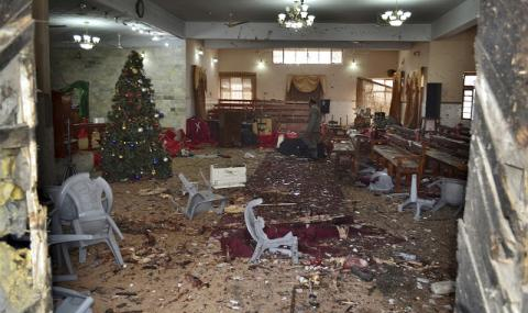 Атентатори самоубийци окървавиха християнска църква в Пакистан (СНИМКА)