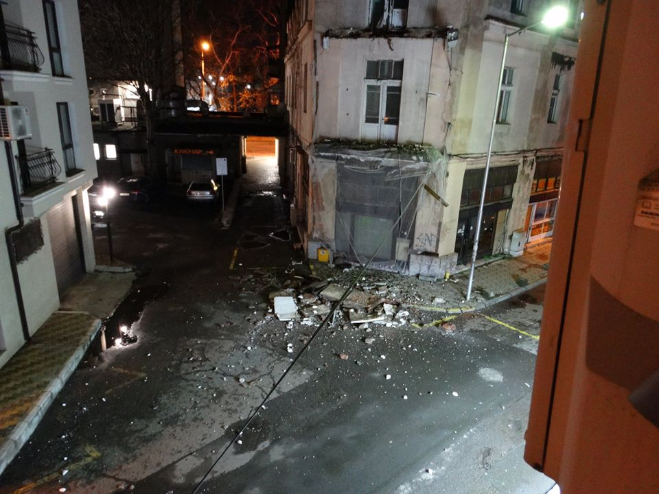 СНИМКИ показаха каква страхотия се случи посред нощ в най-тузарския квартал на Бургас с къщата на Аврам Чальовски 