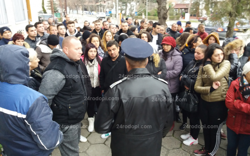 В Момчилград ври и кипи! Пред блока на малката Дамла почерня от народ (СНИМКИ)